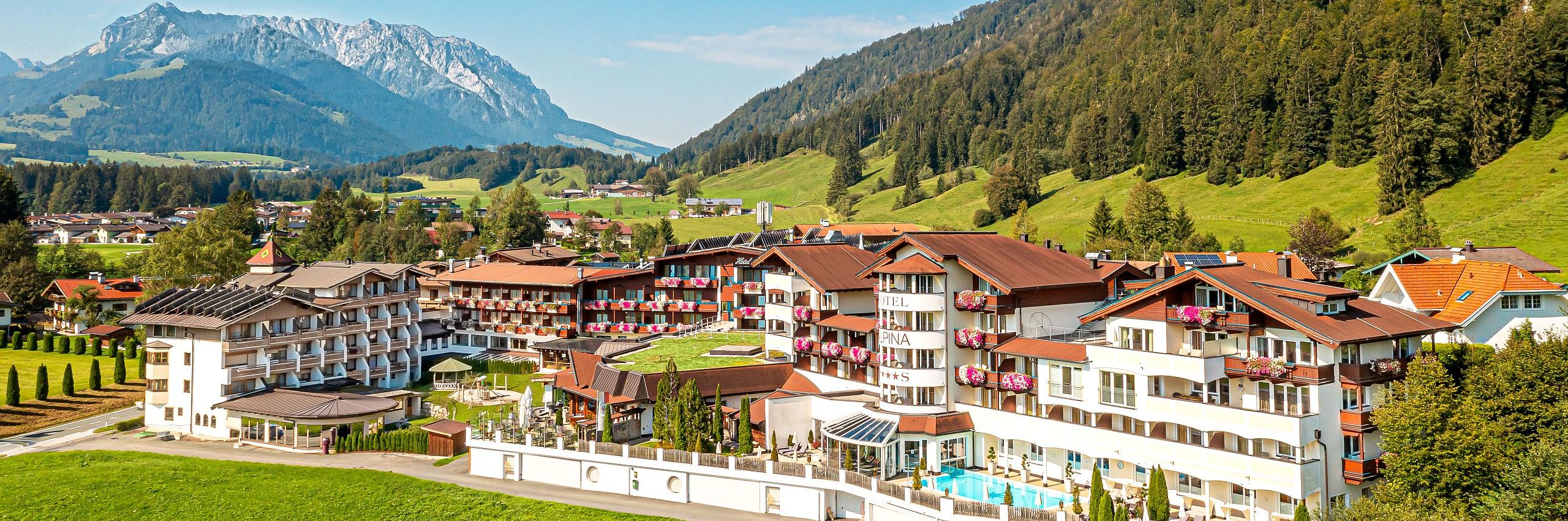 Aussenansicht_Sommer_Wellness_Resort_Hotel_Alpina_Sommer_Urlaub_Kaiserwinkl_Tirol