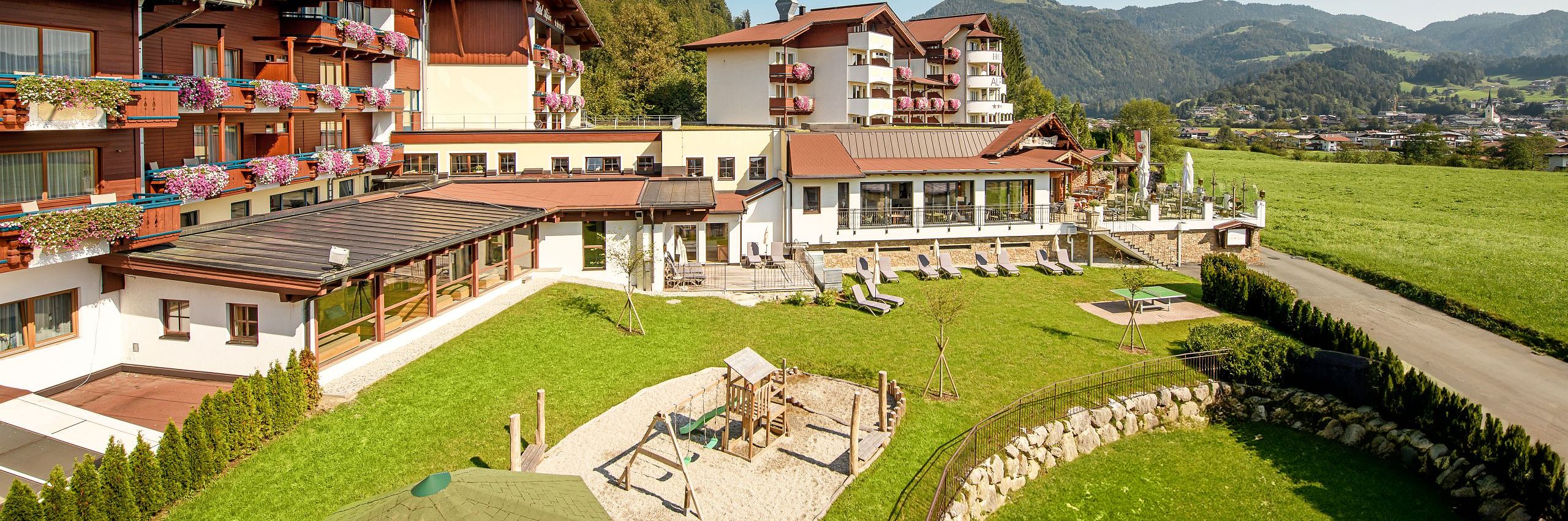 Aussenansicht_Sommer_Wellness_Resort_Hotel_Alpina_Sommer_Urlaub_Kaiserwinkl_Tirol