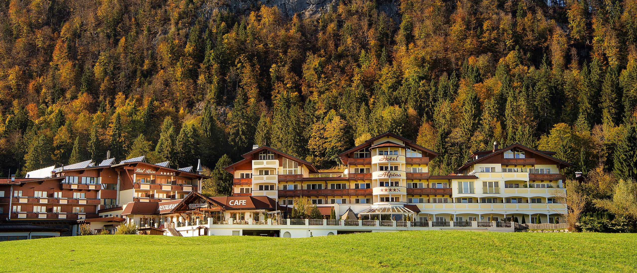 HerbstAnsichtBergWellnessResortAlpinaKoessenTirol