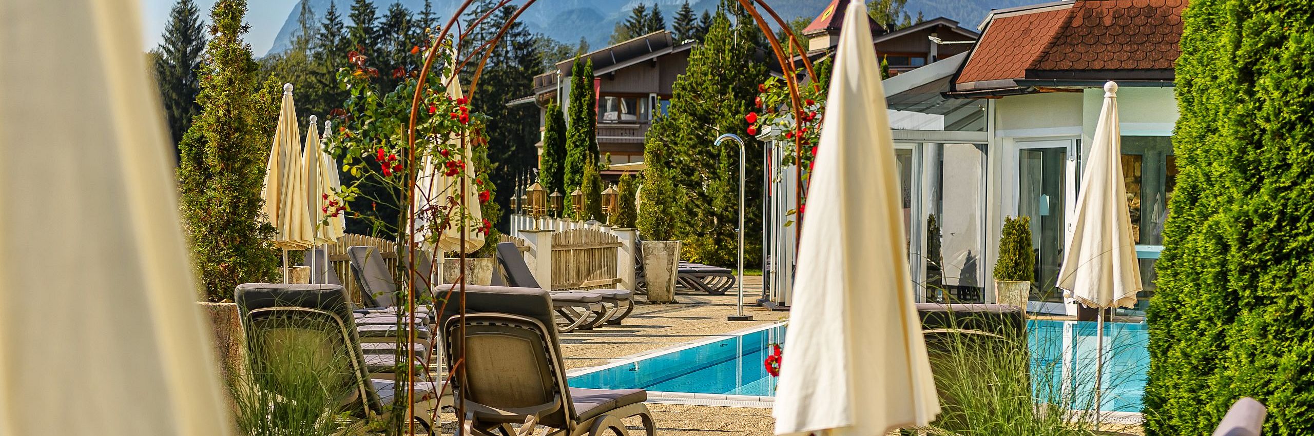 Liegewiese_Sommer_Wellness_Resort_Hotel_Alpina_Koessen_Kaiserwinkl_Urlaub_Tirol