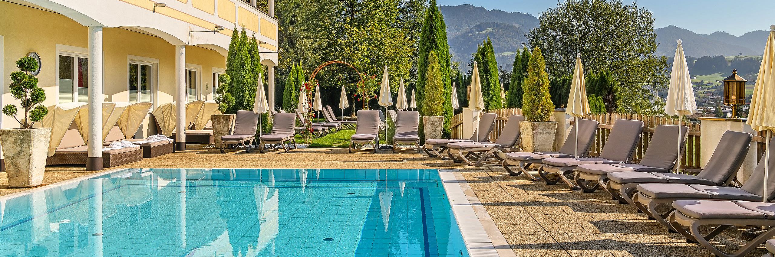 WellnessResortHotelAlpinaSpaAussenpoolSommerUrlaubTirol